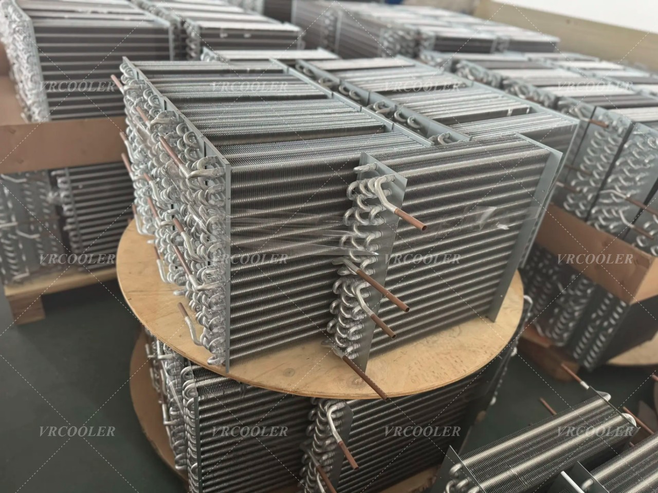 What are the main advantages of using an aluminum tube core in FNH condensers?