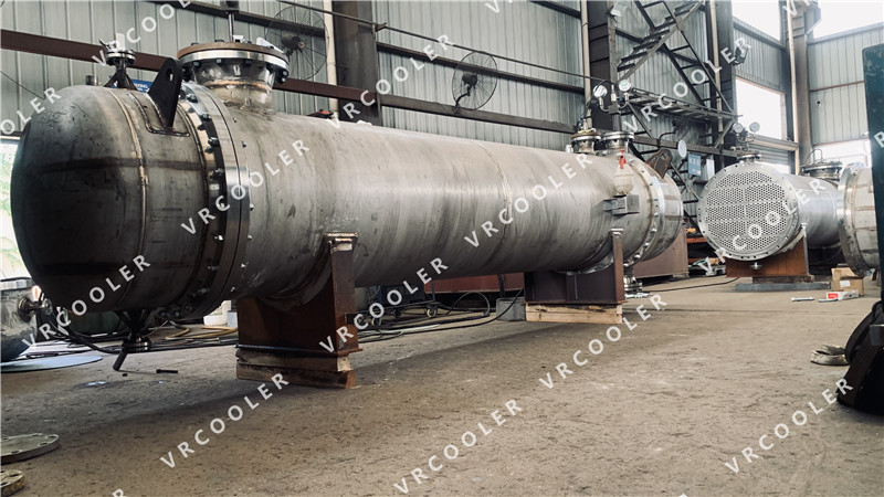 Assembly of heat exchanger tube bundle and shell