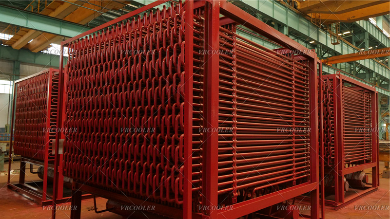 What are the differences in performance and application between bare tube bundles and finned tube bundles for low pressure economizers