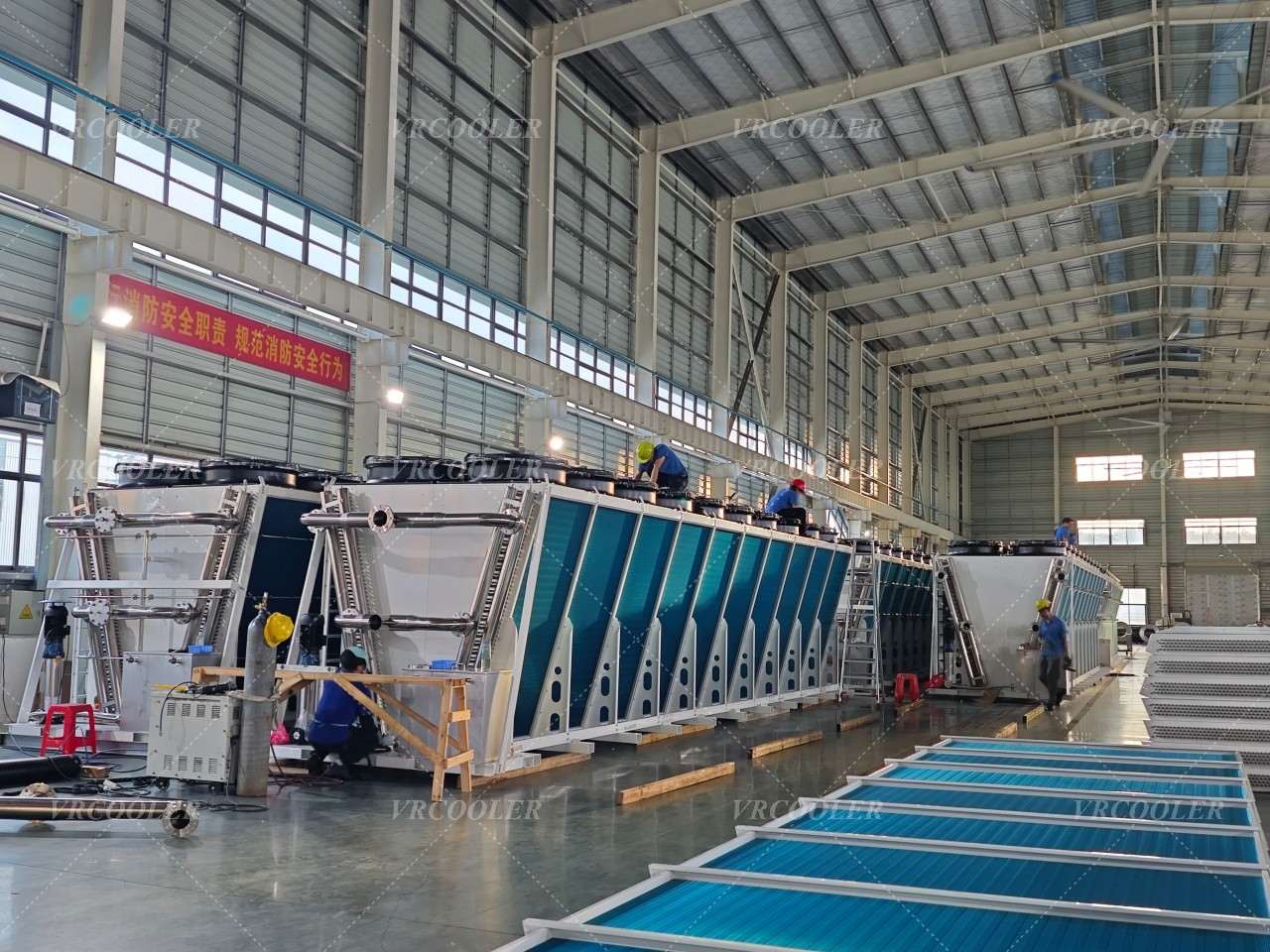 Sizing a dry cooler for GPU servers is a thermal engineering task that must align IT heat load, coolant temperatures, ambient conditions, and redundancy requirements. Below is a practical, data-center–grade sizing method used for GPU clusters (HPC / AI).