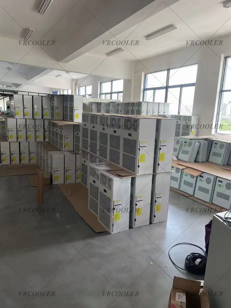 How does a cabinet air conditioner work?